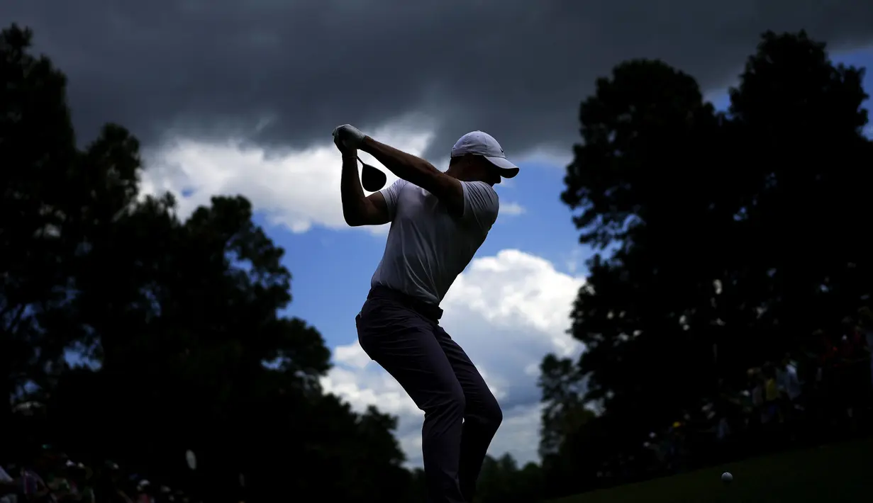 Pegolf Irlandia Utara, Rory McIlroy melakukan pukulan tee-nya pada hole kesembilan pada putaran pertama turnamen Golf Masters 2024 di Augusta National Golf Club, Agusta, Georgia, Kamis (11/04/2024). (AP Photo/Matt Slocum)
