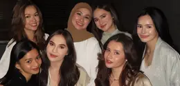 Elina Joerg tampil mengenakan long outer lengan panjang dihiasi beads dipadukan innr dress satin. Deswita Maharani tampil dengan dress putih dipadukan kerudung coklat. [@jovitakaren]