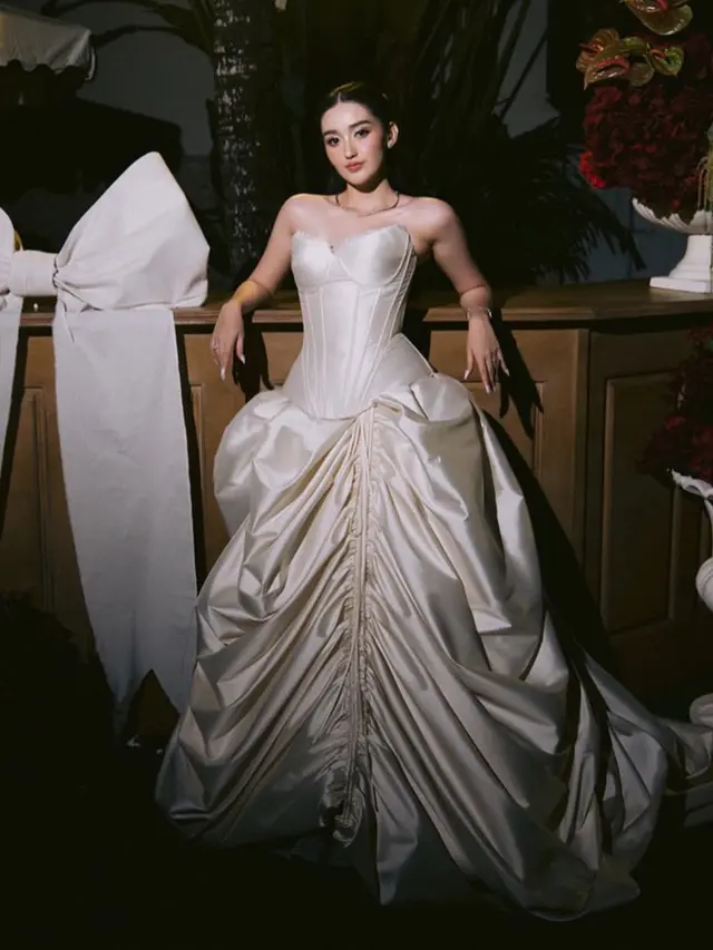 Gaun resepsi Ranty Maria yang Dibuat Hian Tjen warna broken white. [@rantymaria]