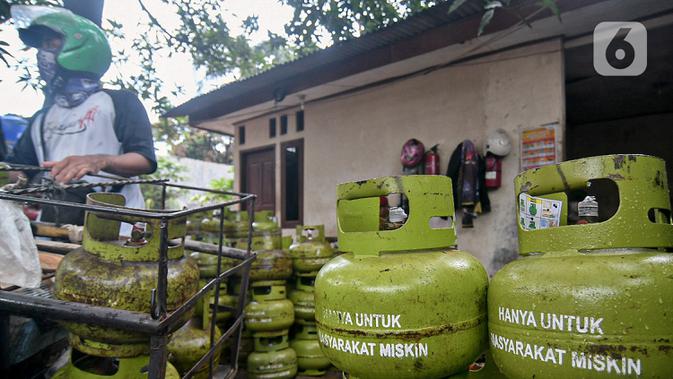Pekerja menata tabung LPG 3 kg di agen LPG kawasan Cibubur, Jakarta, Jumat (26/2/2021). Pemerintah berencana mengalokasikan dana subsidi LPG 3 kg pada tahun 2021 sebesar Rp 37,85 triliun. (Liputan6.com/Faizal Fanani)