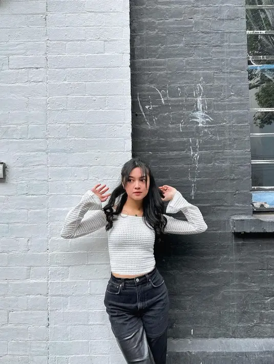 Kamu bisa memakai lengan panjang dengan celana panjang. Bagian rambit, kamu bisa mengikuti gaya Ypriko Angeline yang sengaja di curly agat terlihat semakin cantik