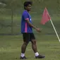 Gelandang Selangor FA, Ilham Udin Armaiyn, bersiap melakukan tendangan sudut saat latihan di Lapangan SUK, Selangor, Sabtu (3/2/2018). Selangor FA bersiap jelang laga perdana Liga Super Malaysia melawan Kuala Lumpur FA. (Bola.com/Vitalis Yogi Trisna)