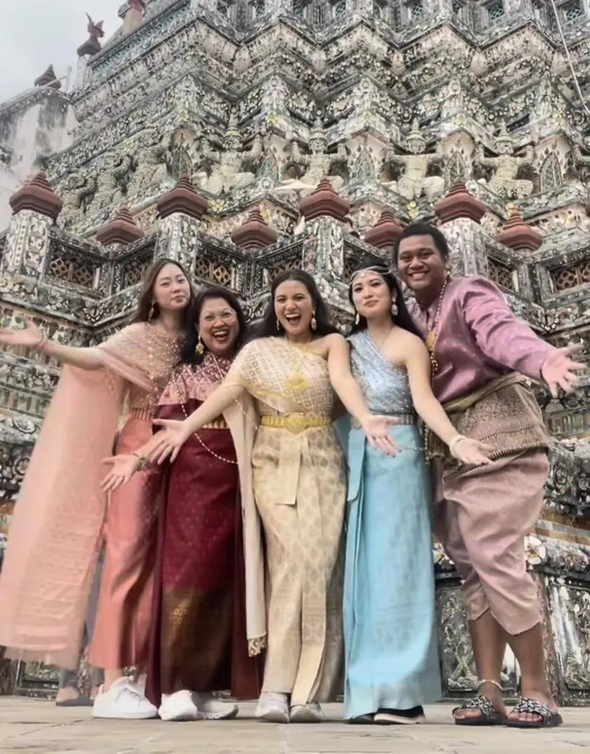 6 Gaya Marsha Aruan Liburan di Thailand, Dibalut Baju Tradisional, Kenakan Baju Rp300 ribuan, hingga Kacamata Rp10 jutaan
