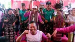Menteri BUMN Rini Soemarno (tengah belakang) bersama Direktur ASABRI Sonny Widjaja (tengah depan) joget bersama masyarakat usai peresmian bantuan bedah rumah di Desa Oebelo, Kupang, Nusa Tenggara Timur (NTT), Selasa (14/8). (Liputan6.com/JohanTallo)