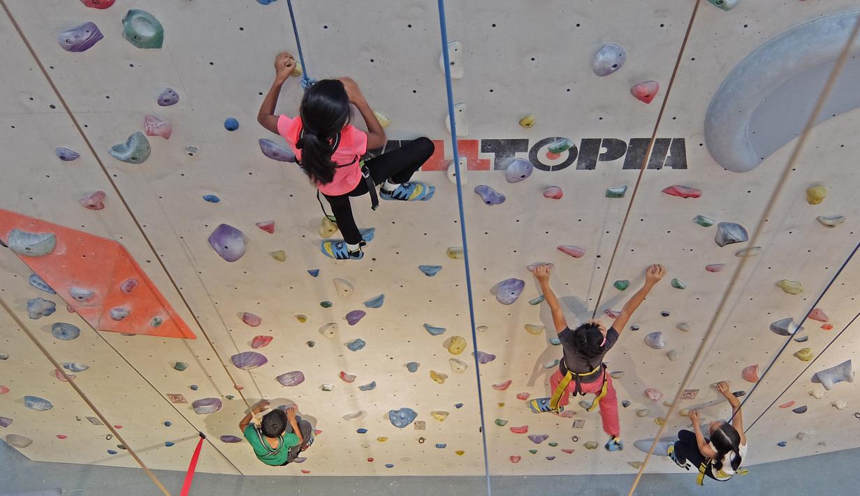 Anak-anak dengan lincah meniti tiap track tebing buatan di Mall Kallang Wave, (25/3/2017). Areal ini merupakan bagian dari Singapura Sport Stadium. (Bola.com/Nicklas Hanoatubun)