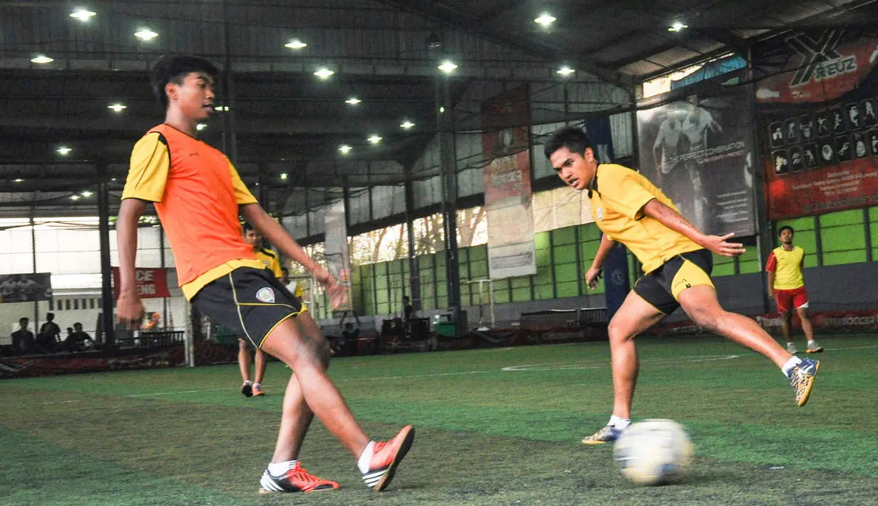 Guna menjaga kondisi fisik sejumlah pemain Arema Cronus kembali menggelar latihan perdana pasca Piala Presiden 2015 di Lapangan Futsal Champion Tidar, Malang, Kamis (22/10/2015). (Bola.com/Kevin Setiawan)