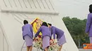 Citizen6, Jakarta: Dalam rangka HUT Ke - 46 IKKT, Ketua Umum IKKT Pragati Wira Anggini, Ibu Tetty Agus Suhartono berziarah ke Taman Makam Pahlawan Kalibata, Selasa (3/7). (Pengirim: Badarudin Bakri).