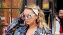 Rita Ora memadankan sport bra, legging, dan jaket kulit saat meninggalkan hotel di New York City. (SplashNews/HollywoodLife)