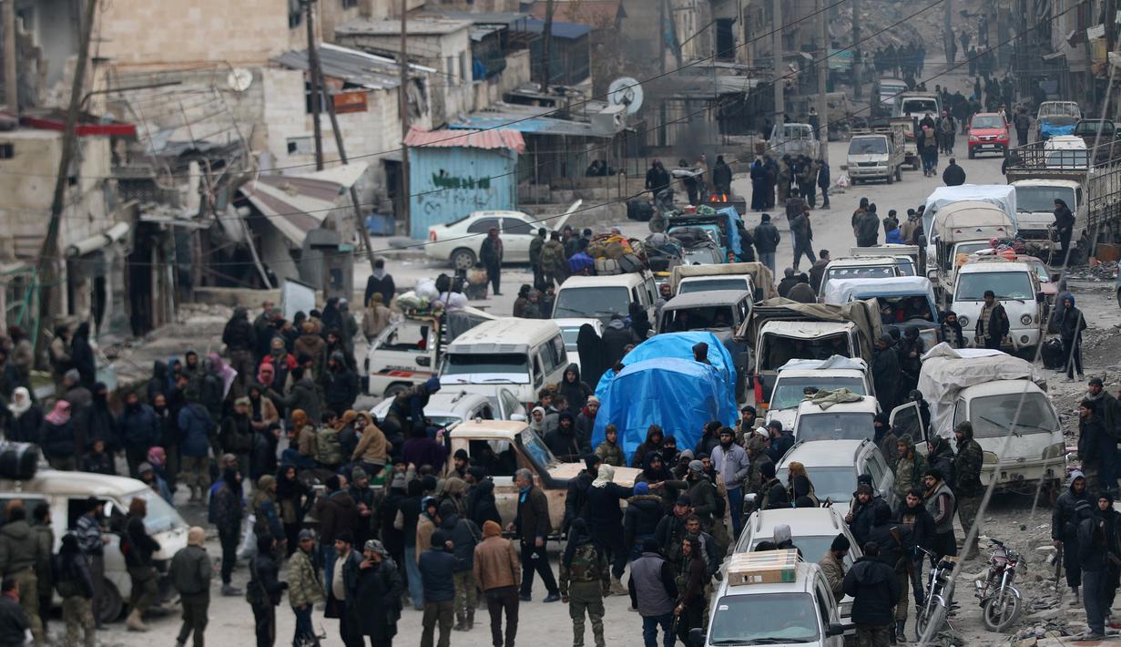 Warga Aleppo menunggu untuk dievakuasi dari sektor yang dikuasai pemberontak Aleppo timur, Suriah (18/12). (REUTERS / Abdalrhman Ismail)
