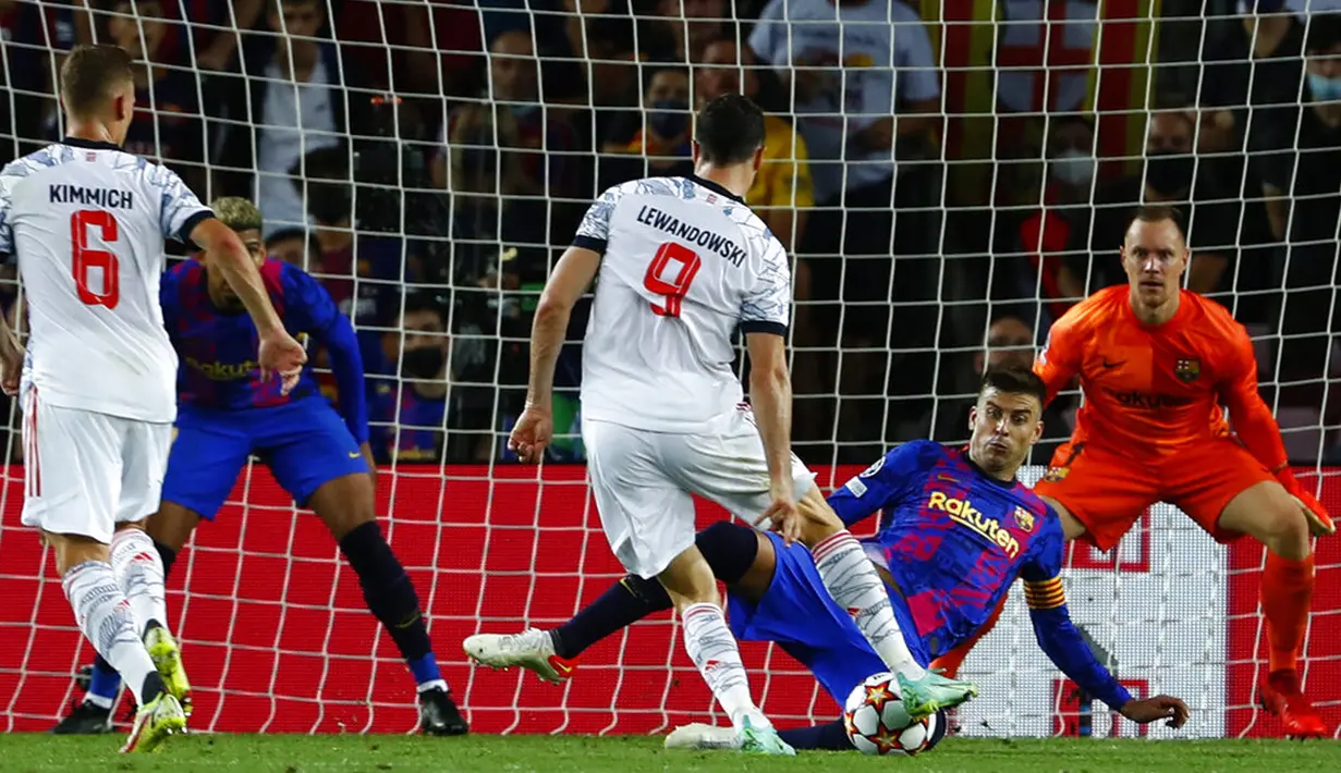 Pemain Bayern Munchen Robert Lewandowski mencetak gol ke gawang Barcelona pada pertandingan Grup E Liga Champions di Stadion Camp Nou, Barcelona, Spanyol, Selasa (14/9/2021). Bayern Munchen menang 3-0. (AP Photo/Joan Monfort)