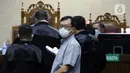 Terdakwa dugaan korupsi PT Asabri, Benny Tjokrosaputro (tengah) saat mengikuti sidang lanjutan di Pengadilan Negeri Jakarta Pusat, Selasa (11/1/2022). Benny Tjokrosaputro merupakan terdakwa dugaan korupsi PT Asabri dengan kerugian negara sebesar Rp 22,788 triliun. (Liputan6.com/Helmi Fithriansyah)