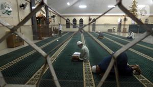 Warga beribadah saat melakukan itikaf pada malam ke-27 bulan puasa Ramadhan 1443 H di Masjid Asy-Syuhada, Cikampek, Kabupaten Karawang, Jawa Barat, Jumat (29/4/2022). Itikaf dilakukan pada 10 hari terakhir bulan Ramadhan dengan membaca Alquran, dzikir, dan selawat untuk mencari rida Allah SWT. (merdeka.com/Imam Buhori)