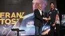 Pembalap Indonesia Sean Gelael bersalaman dengan Team Principal Formula 1 Scuderia Toro Rosso, Franz Tost usai konferensi pers, Jakarta, Kamis (20/4). Konferensi pers memperkenalkan tim Pertamina Arden. (Liputan6.com/Helmi Afandi)