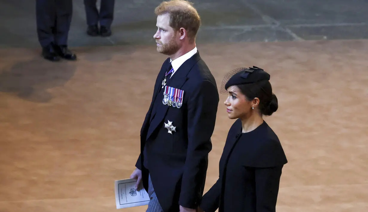 Pangeran Harry dan Meghan Markle menghadiri prosesi persemayaman mendiang Ratu Elizabeth II di Westminster Hall, London, 14 September 2022. (Christopher Furlong/Pool Photo via AP)