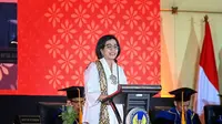 Hadiri acara Wisuda PKN STAN 2023 lalu, Sri Mulyani tampak anggun dalam balutan kebaya Kartini warna putih yang sederhana dipadukan dengan kain batik motif Parang.  [@didietmaulana/@svarna_byikatindonesia]