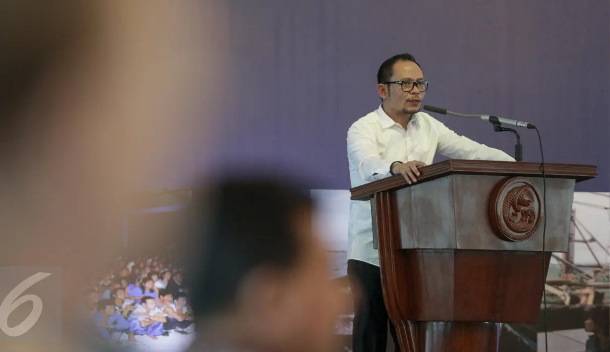 Menteri Ketenagakerjaan Hanif Dhakiri memberikan sambutan dalam Konferensi Internasional Proteksi HAM Industri Perikanan di kantor KKP, Jakarta, Senin(27/3). Acara konferensi ini turut dihadiri oleh Menteri Susi Pudjisatuti. (Liputan6.com/Faizal Fanani)