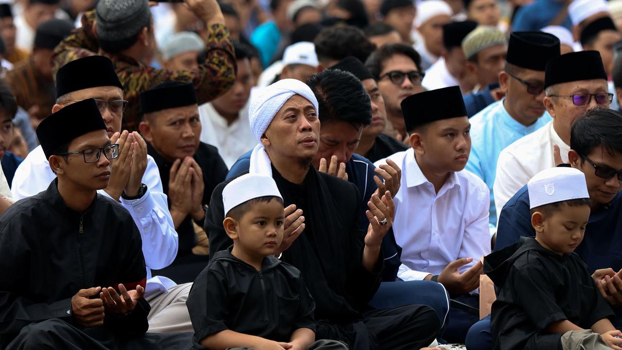 FOTO: Ribuan Warga Bogor Padati Stadion Pakansari untuk Shalat Idul Fitri