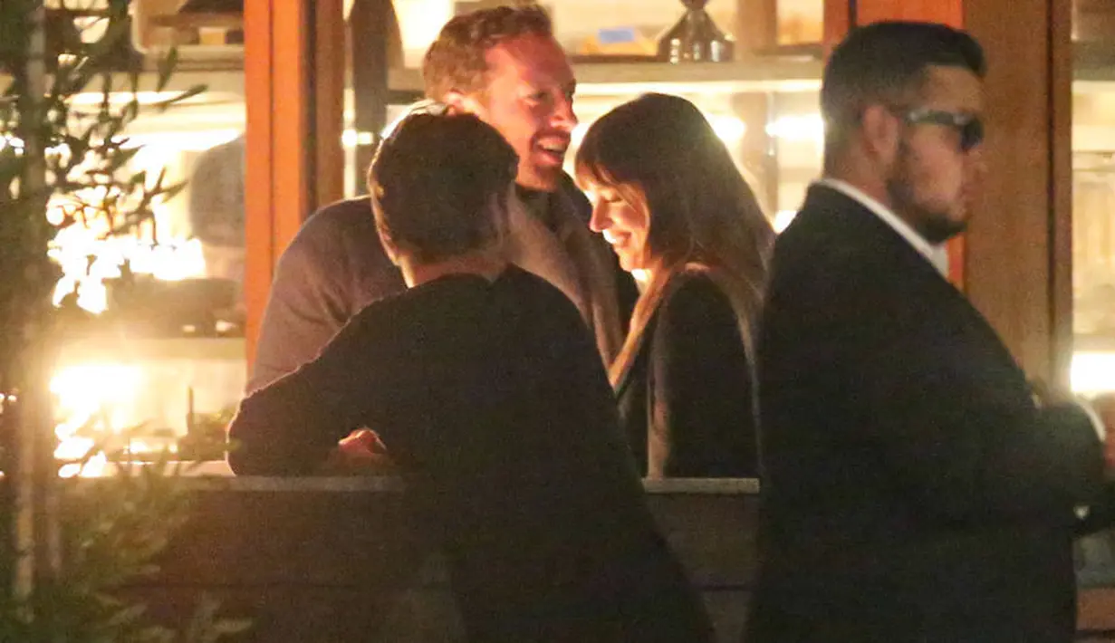 "Dua minggu belakangan ini, keduanya menghabiskan waktu berdua lebih banyak. Chris tinggal di Malibu dan Dakota senang berada di sana," lanjut sumber. (extratv..com)