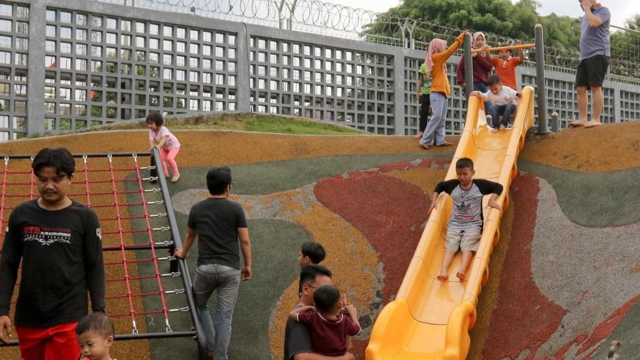 Anak-anak bermain di Taman Sambas Asri, Jakarta, Minggu (25/2/3024). Taman Sambas Asri merupakan salah satu arena bermain yang ramah untuk anak-anak. Foto: liputan6.com / Herman Zakharia<br>