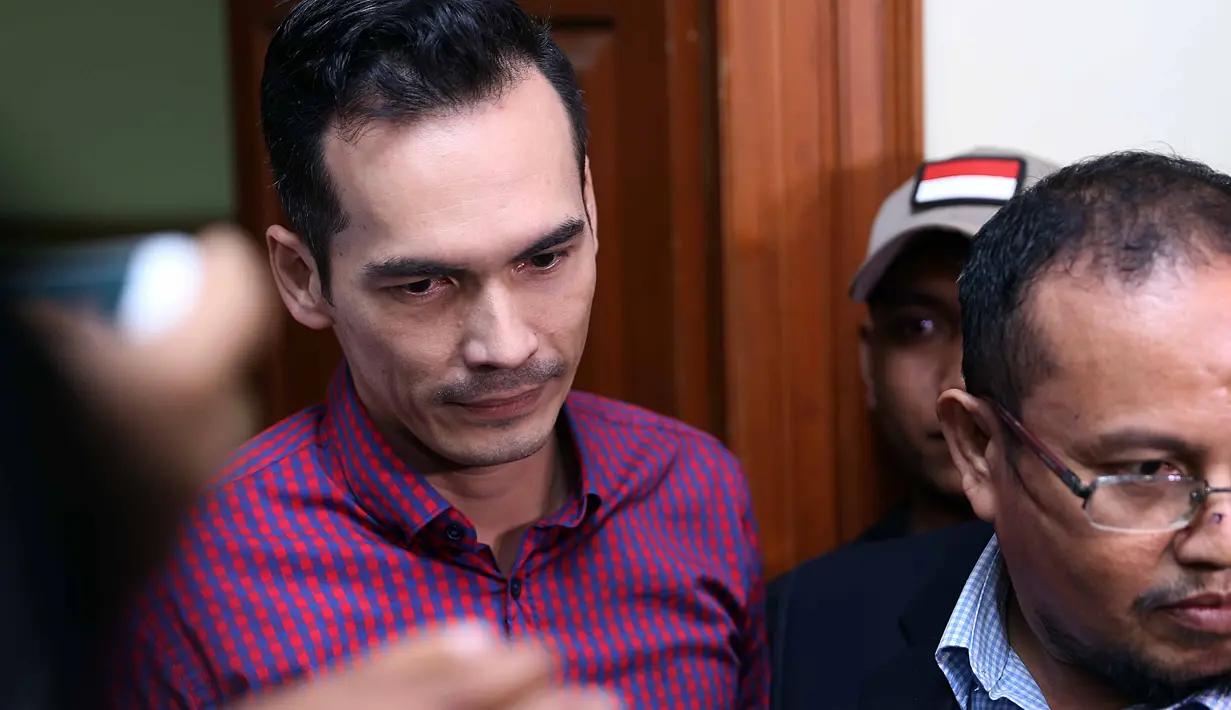 "Kamu ngefoto saksi saya? Yang fair dong, saya kan enggak pernah ganggu saksi kamu, kenapa kamu ganggu saksi saya," ucap Junaedi di PA Cibinong. (Nurwahyunan/Bintang.com)