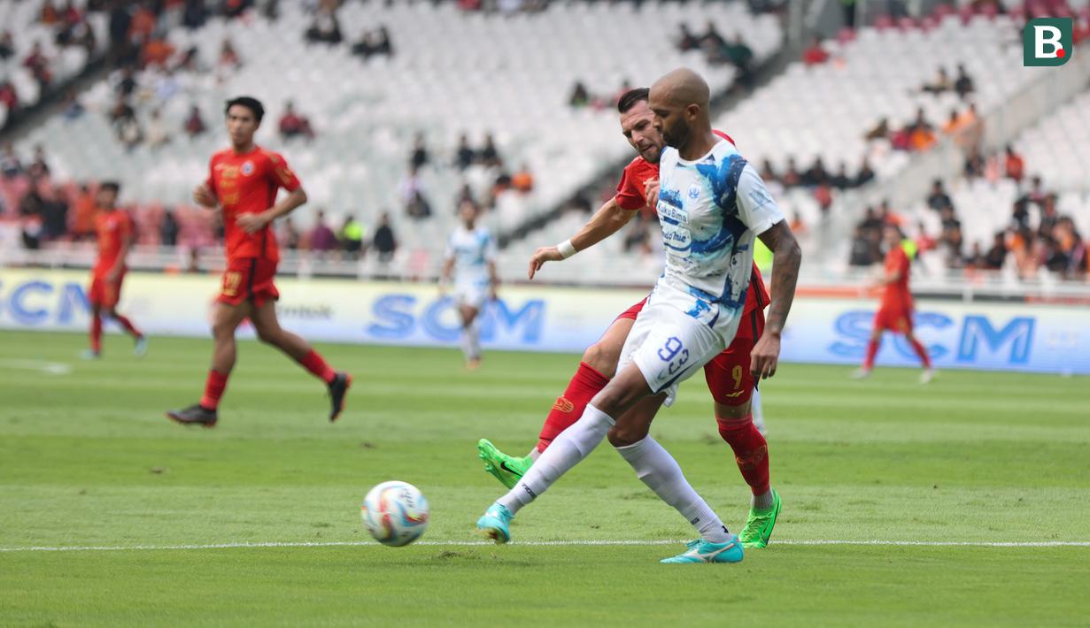 <p>Pemain PSIS Semarang, Lucao (depan) mengumpan bola di bawah tekanan pemain Persija Jakarta, Marko Simic pada laga pekan ke-34 BRI Liga 1 2023/2024 di Stadion Utama Gelora Bung Karno (SUGBK), Senayan, Jakarta, Selasa (30/4/2024). (Bola.com/Abdul Aziz)</p>
