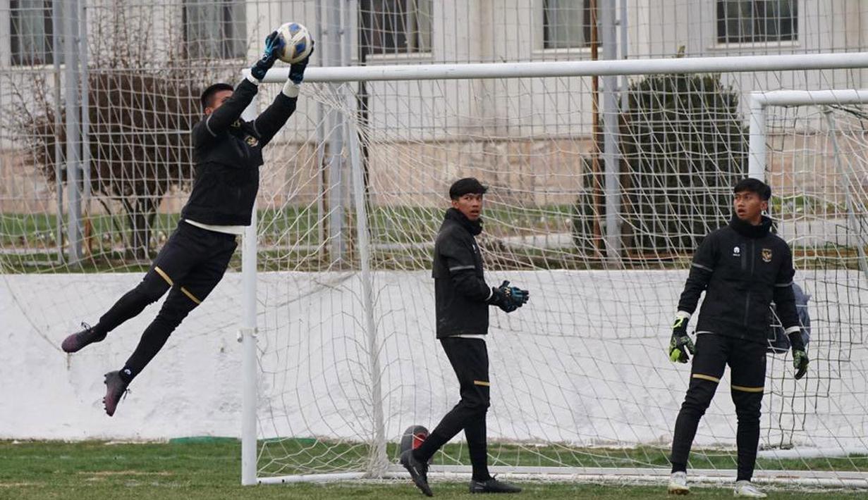 Kiper Timnas Indonesia U-20 saat sesi latihan jelang laga melawan Suriah pada matchday kedua Grup A Piala Asia U-20 2023 di Uzbekistan, Jumat (3/3/2023). (Dok. PSSI)