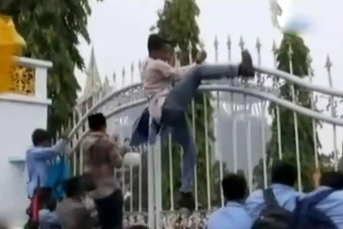 Segmen 1: Unjuk Rasa Kabut Asap Ricuh hingga Buruh Blokade Jalan