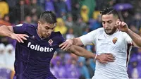 Pemain Fiorentina, Giovanni Simeone (kiri) dan pemain AS Roma, Kostas Manolas berebut bola pada laga Serie A di Artemio Franchi stadium, Florence, (5/11/2017). AS Roma menang 4-2. (Maurizio Degl'Innocenti/ANSA via AP)