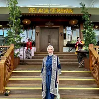 Yulita Intan Sari atau Mama Lita MCI 5 terlihat elegan mengenakan dress satin warna biru yang dipadukan dengan long outer motif etnik. Penampilannya disempurnakan dengan hijab nuansa nude yang senada dengan outernya. [@yulitamci5real]