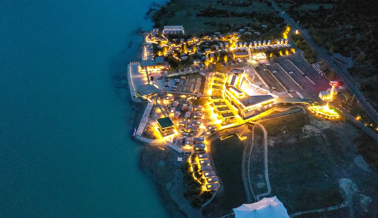 Foto dari udara yang diabadikan pada 6 Juni 2020 ini memperlihatkan pemandangan di sebuah kamp di dekat Danau Ra'og di Qamdo, Daerah Otonom Tibet, China barat daya. (Xinhua/Bai Shaobo)