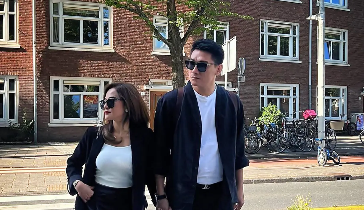 Kerap tampil serasi dan kompak, Ifan dan Citra terlihat mengenakan busana couple yang mencuri perhatian. Sama-sama mengenakan busana putih dibalut busaha hitam, keduanya terlihat begitu kompak nan serasi. Banyak para penggemar yang memuji penampilannya tersebut dalam kolom komentar media sosial Instagramnya masing-masing. (Liputan6.com/IG/@ifanseventeen)