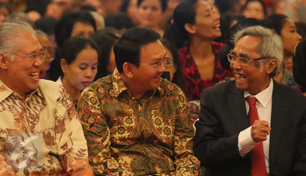 Gubernur DKI Jakarta, Basuki T Purnama (tengah) berbincang dengan politisi senior Sabam Sirait di Jakarta, Sabtu (15/10). Sejumlah tokoh nasional menghadiri acara Ulang Tahun ke-80 politisi senior Sabam Sirait. (Liputan6.com/Angga Yuniar)