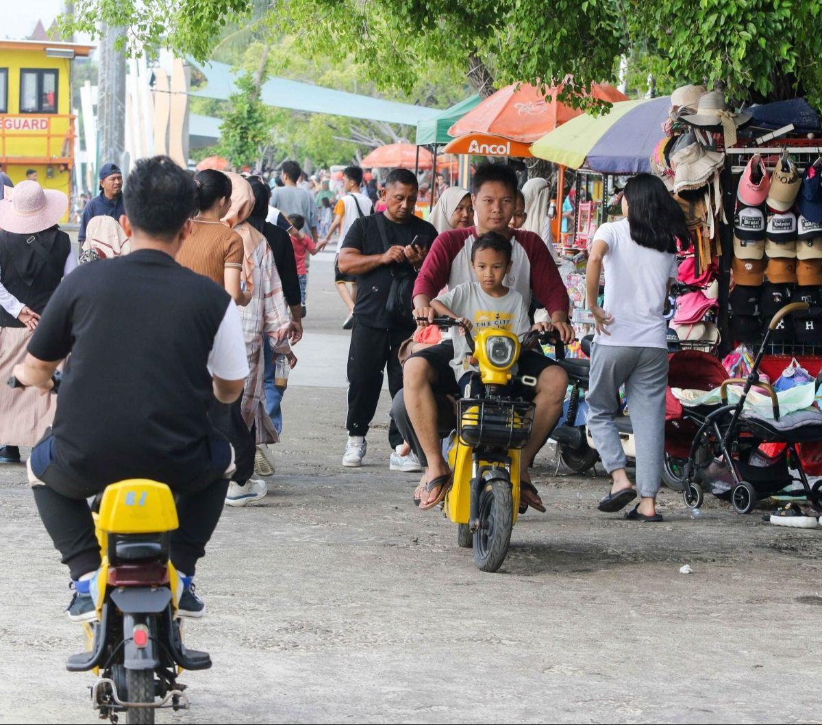 Para pengunjung diimbau untuk tetap menjaga kebersihan dan mematuhi peraturan yang berlaku demi kenyamanan bersama. Foto: Liputan6.com / Herman Zakharia<br>