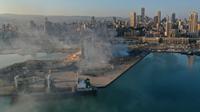 Gambar drone menunjukkan asap dari tempat ledakan yang mengguncang pelabuhan Beirut, Lebanon, Rabu (5/8/2020). Ledakan terjadi di area pelabuhan, di tempat penyimpanan bahan peledak, amonium nitrat.  (AP Photo/Hussein Malla)