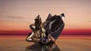 Dalam kolaborasi wewangian pertamanya, Gehry memasukkan sentuhan arsitektur ikoniknya ke dalam desain botol, dengan mulus menggabungkan bentuk khas Louis Vuitton dengan elemen khasnya.   [Dok/Louis Vuitton]