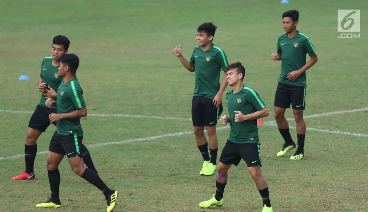 Pemain Timnas Indonesia U-19, Egy Maulana Vikri (tengah) bersama rekannya melakukan pemanasan jelang latihan di Lapangan A GBK Jakarta, Selasa (23/10). Latihan ini persiapan melawan UEA di Grup A Piala AFC U-19 2018. (Liputan6.com/Helmi Fithriansyah)