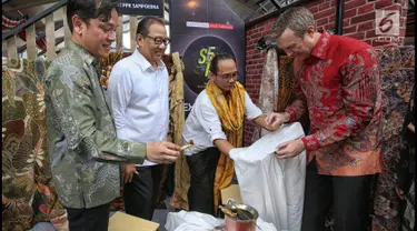 Menteri Koperasi & UKM RI Anak Agung Gede Ngurah Puspayoga (tengah) didampingi Director Corporate Affairs PT HM Sampoerna Tbk, Troy Modlin mengunjungi salah satu pelaku UKM mitra binaan dalam SETC Expo 2018 di Denpasar, (15/12). (Liputan6.com/HO/Ading)