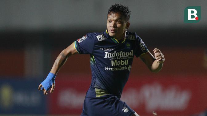 Striker Persib Bandung, Ferdinand Sinaga saat melawan Persiraja Banda Aceh dalam laga matchday ke-3 Grup D Piala Menpora 2021 di Stadion Maguwoharjo, Sleman, Jumat (2/4/2021). Persib menang 2-1 atas Persiraja. (Bola.com/M Iqbal Ichsan)