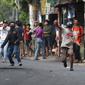 Massa melempar batu ke arah aparat keamanan saat terjadi bentrok di kawasan Slipi, Jakarta Barat, Rabu (22/5/2019). Massa yang terlibat kerusuhan tarpantau sebagian besar masih berusia remaja. (Liputan6.com/Gempur Muhammad Surya)