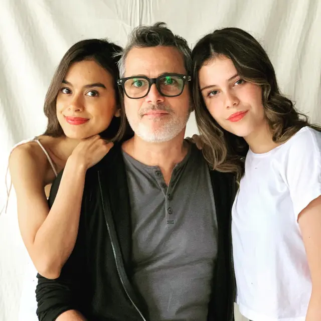 Disebut Mirip Lana Del Rey, Ini 7 Potret Manuella Aziza Bersama Ayah