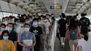 Orang-orang bepergian di kereta bawah tanah selama jam sibuk di Beijing pada Rabu (4/8/2021). China mendeteksi infeksi corona tertinggi dalam 6 bulan belakangan setelah menggelar tes Covid-19 massal pada Rabu (4/8). (Noel Celis / AFP)