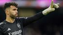 Kiper Arsenal, David Raya memberi instruksi kepada rekannya saat menghadapi Manchester City pada laga pekan ke-30 Premier League 2023/2024 di Etihad Stadium, Manchester, Minggu (31/3/2024). (AP Photo/Dave Thompson)