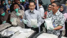 Kepala BNN, Budi Waseso menunjukan barang bukti sabu yang akan dimusnahkan di kantor BNN, Jakarta, Selasa (15/12). 164 kg sabu dimusnahkan dari hasil pengungkapan 5 kasus berbeda dengan cara dibakar dengan alat insulator. (Liputan6.com/Yoppy Renato)