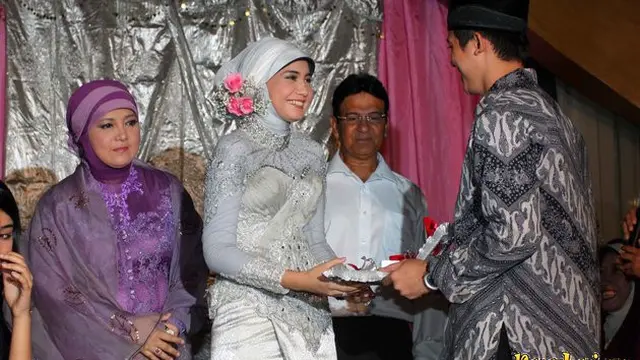 7 Potret Lawas Pasangan Selebriti saat Lamaran, Bikin Nostalgia