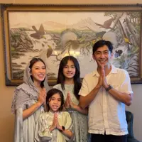 Kenang bahkan terlihat mengendarai mobil yang di dalamnya ada Tyna dan kedua anak mereka. [Instagram/tynadwijayanti]