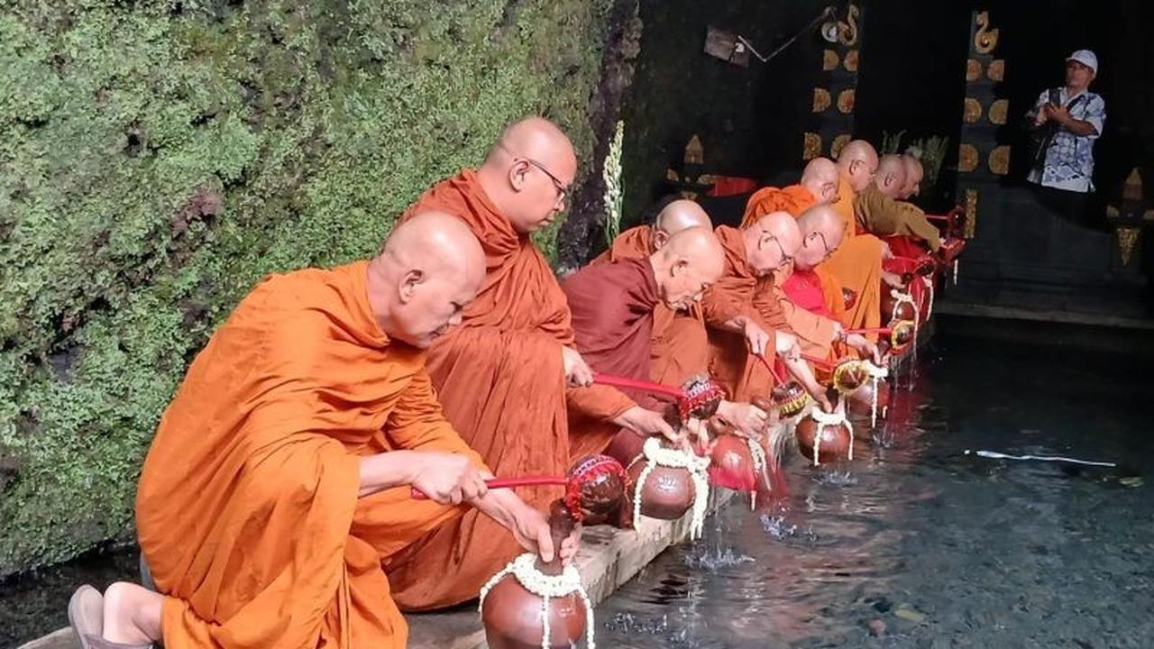 Puluhan Biksu Ambil Air Berkah Waisak di Umbul Jumprit Temanggung: Makna Kesucian Batin
