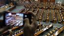 Suasana Rapat Paripurna DPR RI ke-12 Masa Persidangan III Tahun Sidang 2018-2019 di Kompleks Parlemen, Senayan, Jakarta, Rabu (13/2). Agenda utama rapat untuk pengambilan keputusan terhadap RUU Kebidanan. (Liputan6.com/JohanTallo)