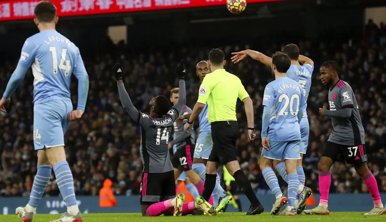 Pemain Leicester City Kelechi Iheanacho (tengah) melakukan selebrasi usai mencetak gol ke gawang Manchester City pada pertandingan sepak bola Liga Inggris di Etihad Stadium, Manchester, Inggris, Minggu (26/12/2021). Manchester City menang 6-3. (AP Photo/Scott Heppell)