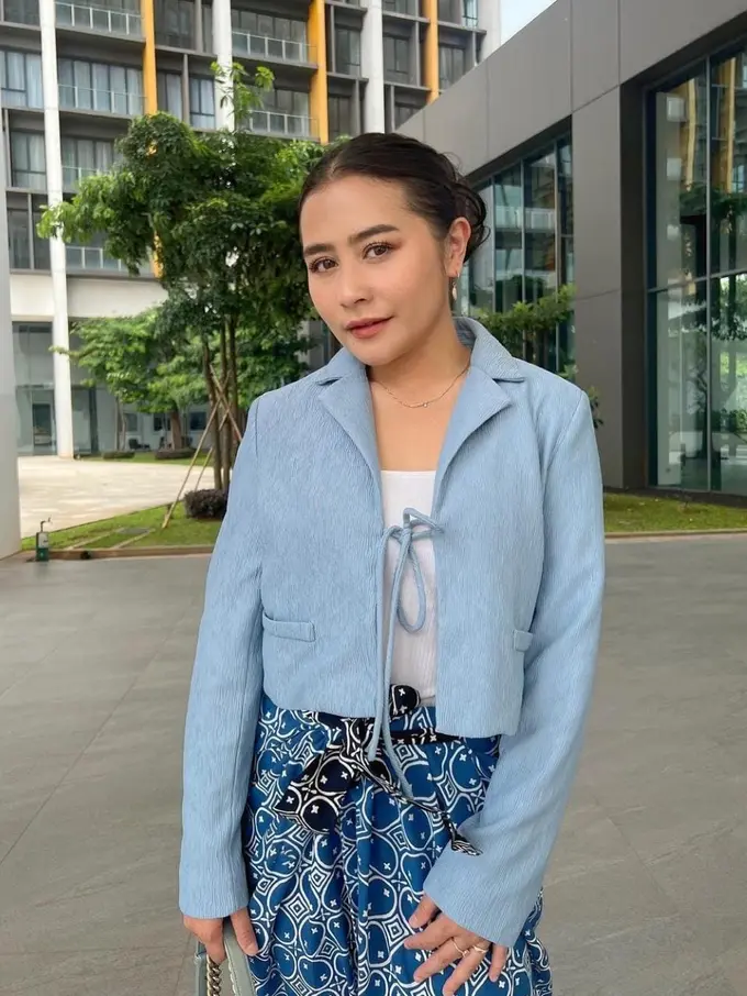Outfit Prilly Latuconsina dalam Balutan Biru