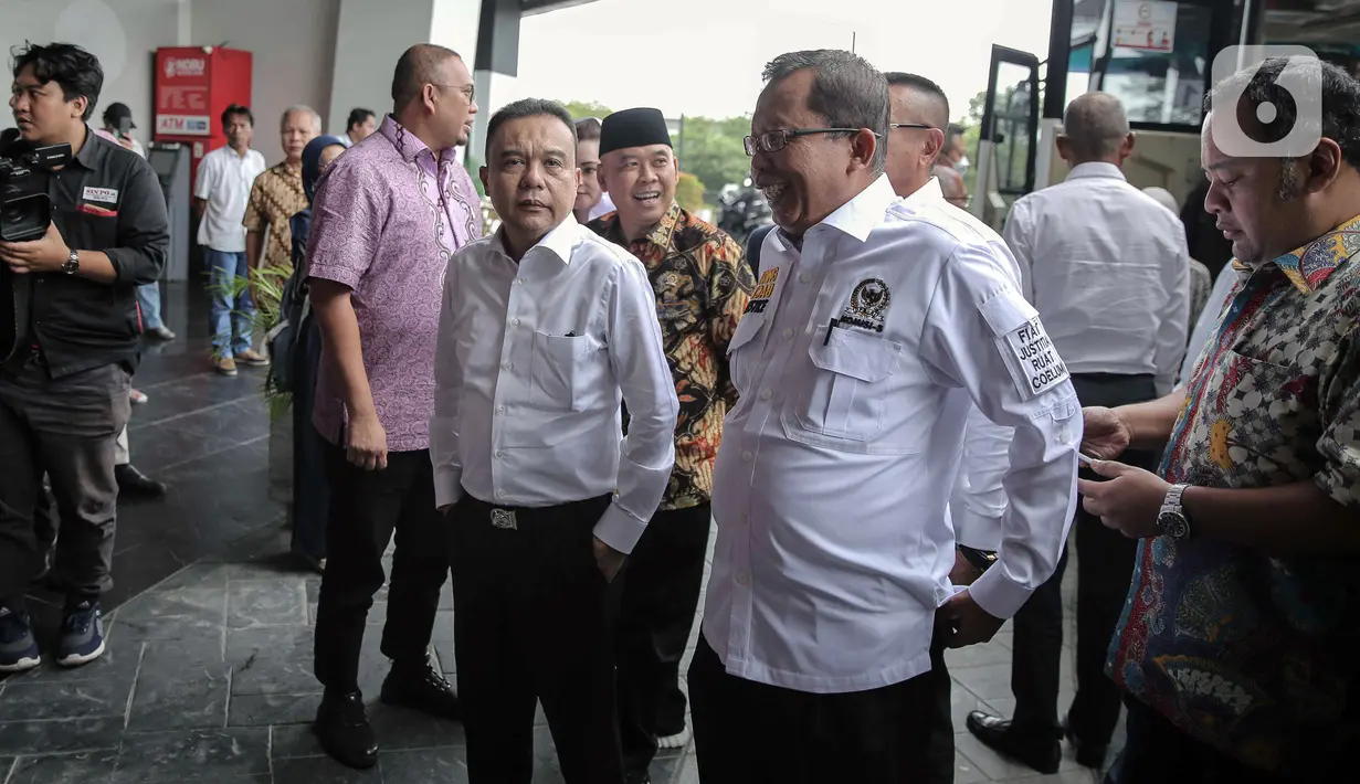 Wakil Ketua DPR RI Sufmi Dasco Ahmad (tengah) saat melakukan sidak lokasi pembangunan proyek Meikarta di Cikarang, Kabupaten Bekasi, Jawa Barat, Selasa (14/3/2023). Sufmi Dasco Ahmad memimpin rombongan belasan anggota DPR RI meninjau langsung lokasi pembangunan proyek Meikarta untuk mengetahui kondisi bangunan apartemen yang mangkrak sehingga membuat banyak konsumen merasa dibohongi serta dirugikan. (Liputan6.com/Faizal Fanani)